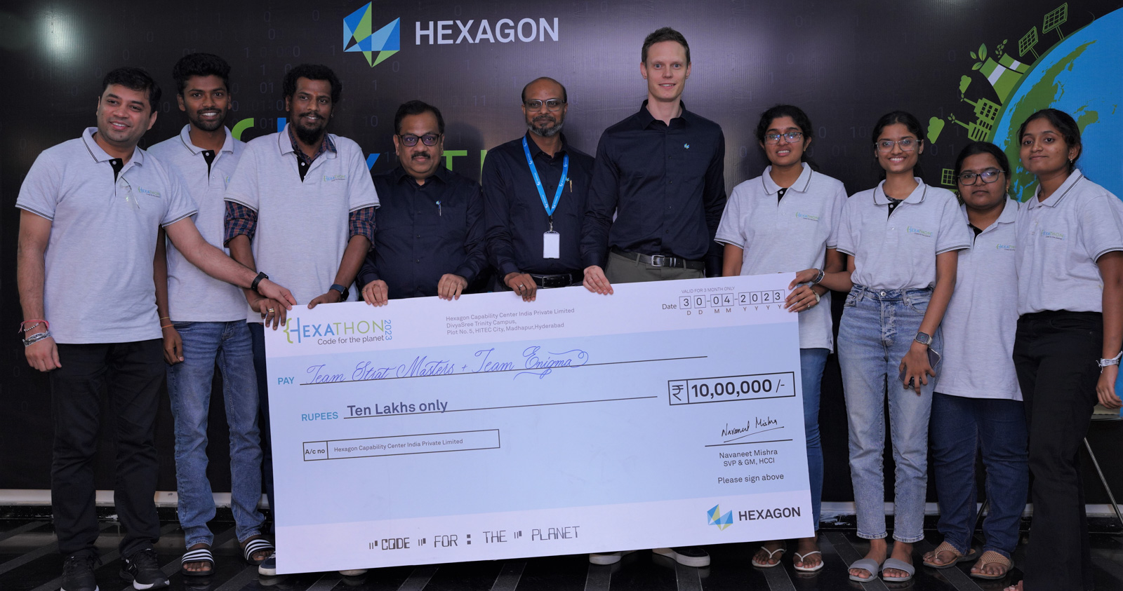 the winners of the 2023 hexathon holding a cheque